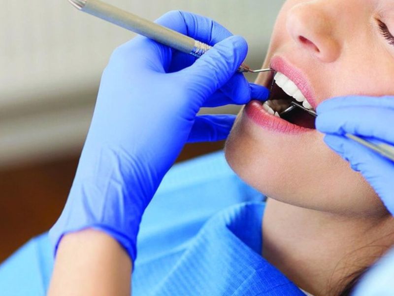 Bác sĩ có tay nghề cao trực tiếp thăm khám răng miệng 