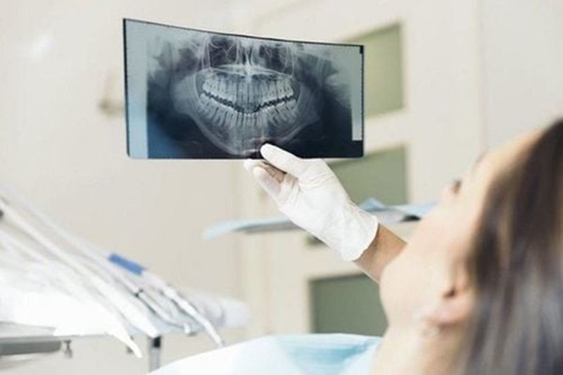 Có trang thiết bị, máy móc hiện đại để kiểm tra răng miệng